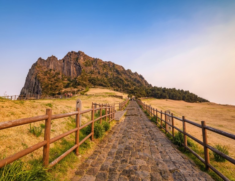 【台虎．輕鬆遊濟州】山房山、噴射快艇、史努比庭園、城山日出峰5天